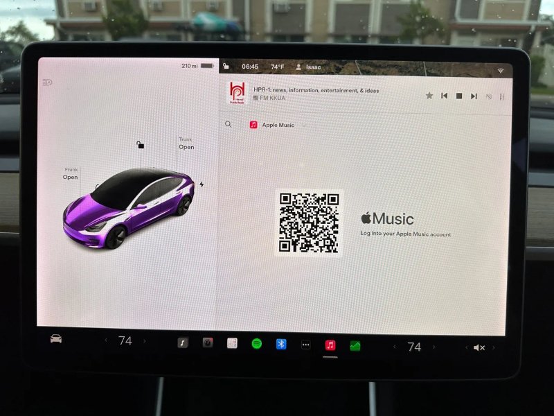 ein QR-Code auf Tesla erscheien